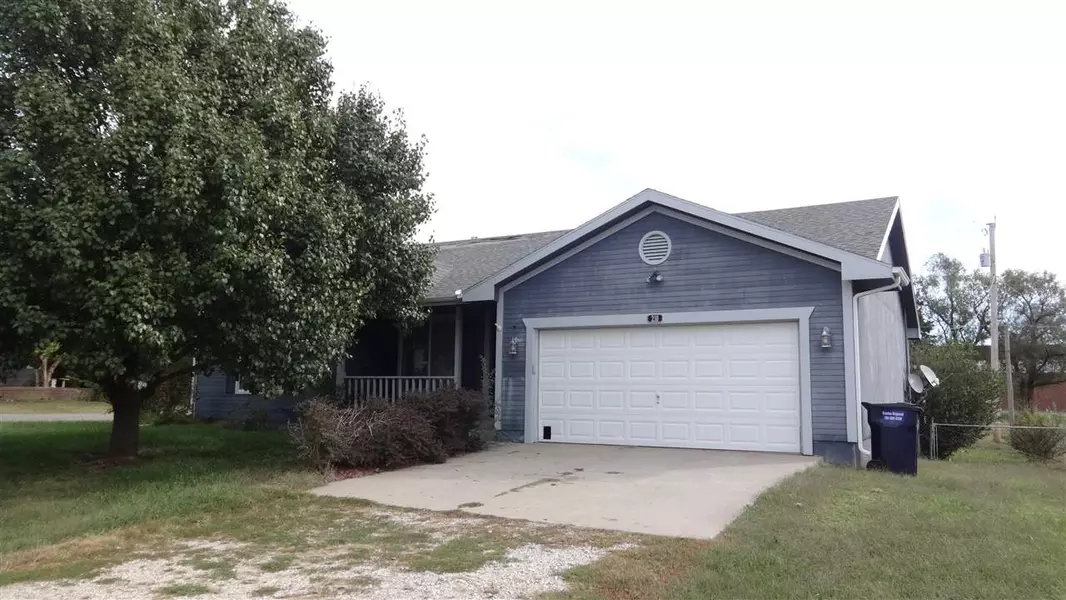 210 Sunset LN, Maple Hill, KS 66507