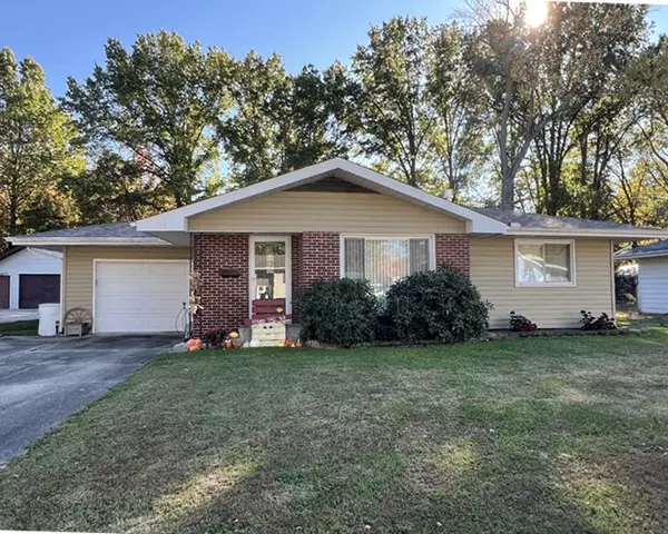 1003 Lynn DR, Effingham, IL 62401