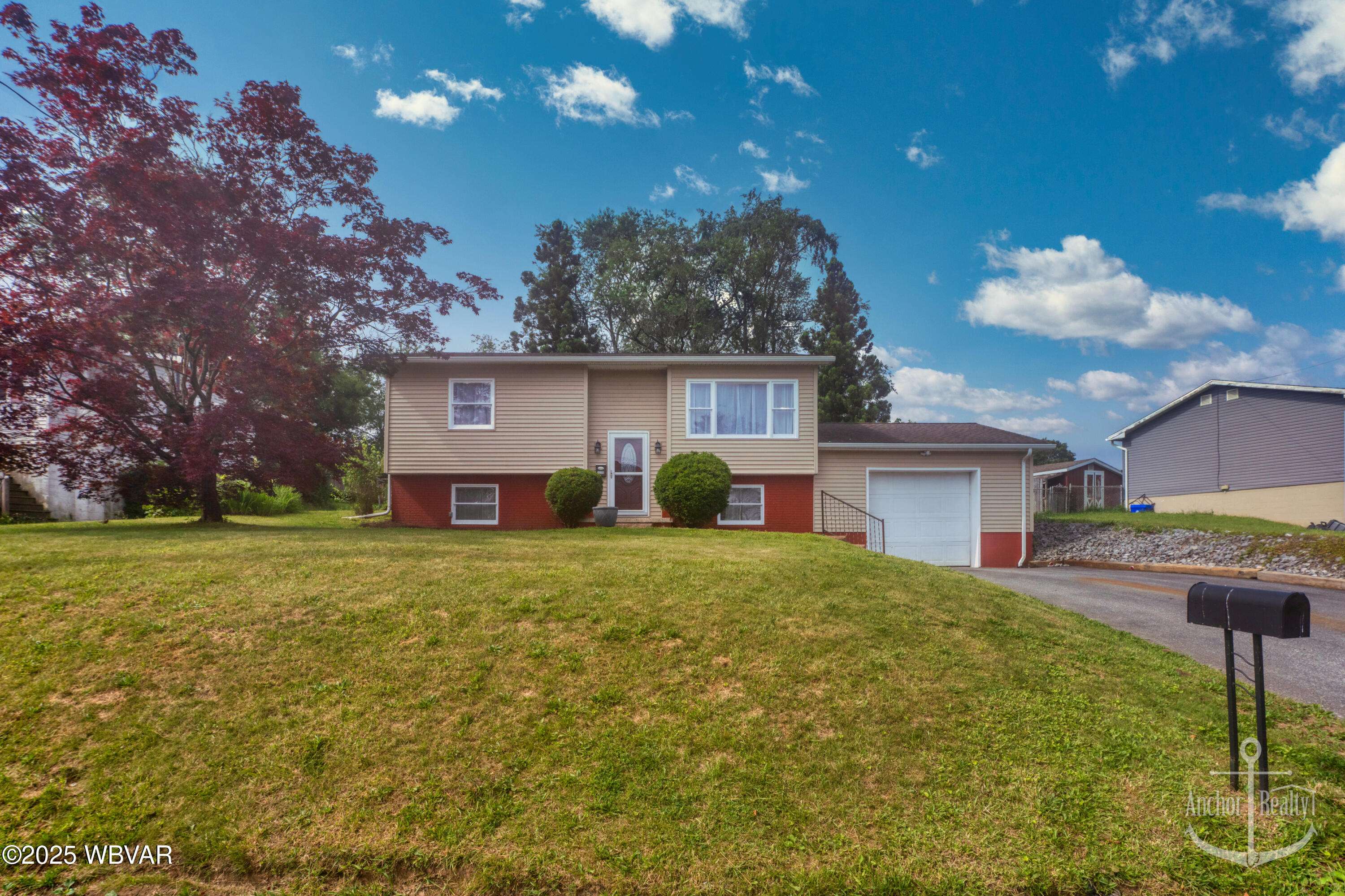 127 E HIGHLAND ST, Jersey Shore, PA 17740