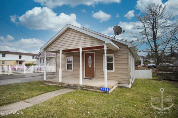 221 E CENTRAL AVE, Jersey Shore, PA 17740