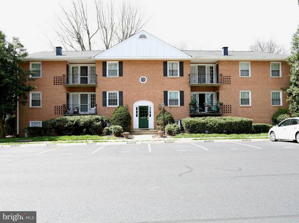 3874 LYNDHURST DR #302, Fairfax, VA 22031