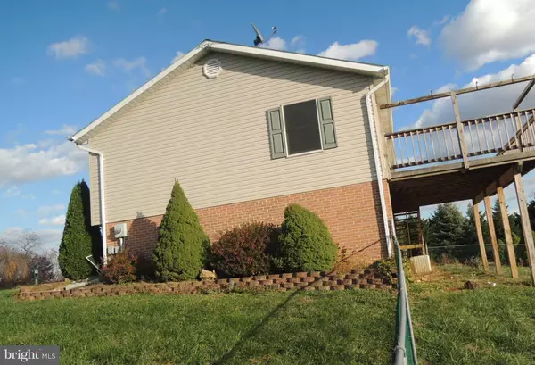 Falling Waters, WV 25419,440 JEANNA LN