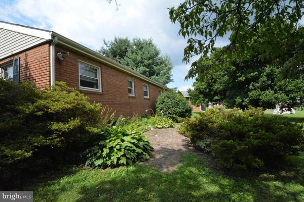 Willow Street, PA 17584,5 CEDAR DR