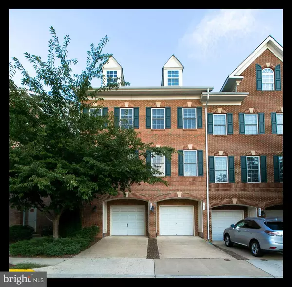 4605 HUMMINGBIRD LN #104, Fairfax, VA 22033