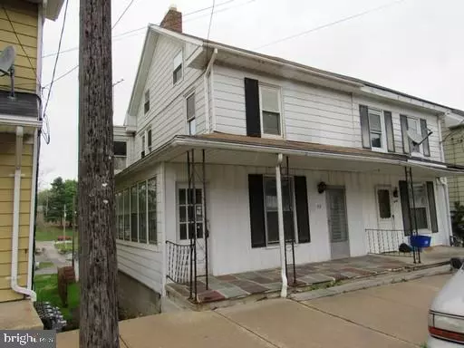 32 W MAIN ST, Windsor, PA 17366