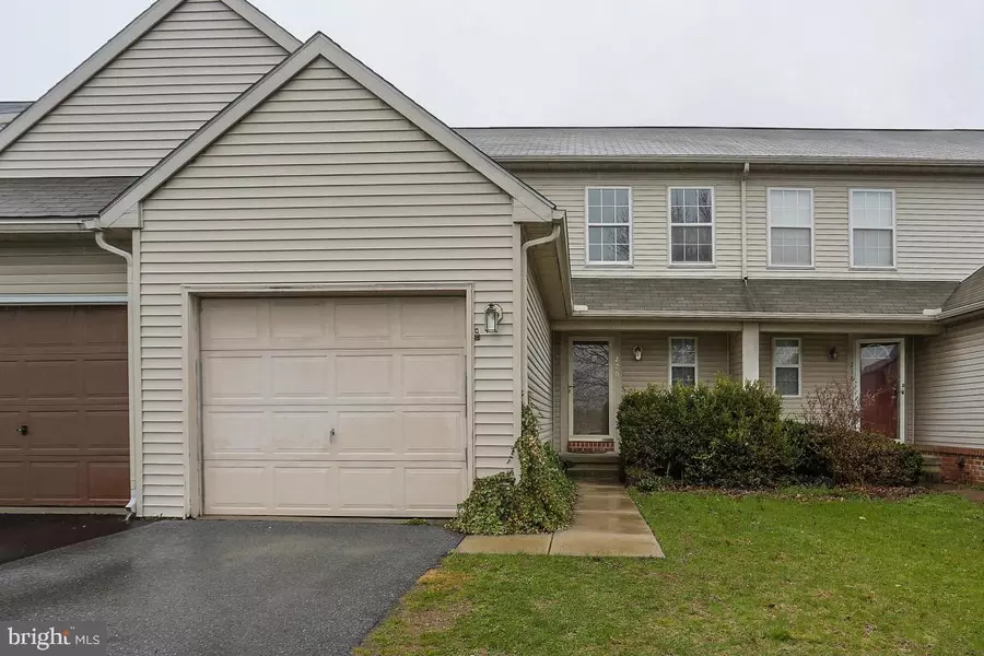 220 PARKLAWN CT, Lancaster, PA 17601