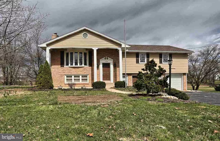 1066 W TRINDLE RD, Mechanicsburg, PA 17055