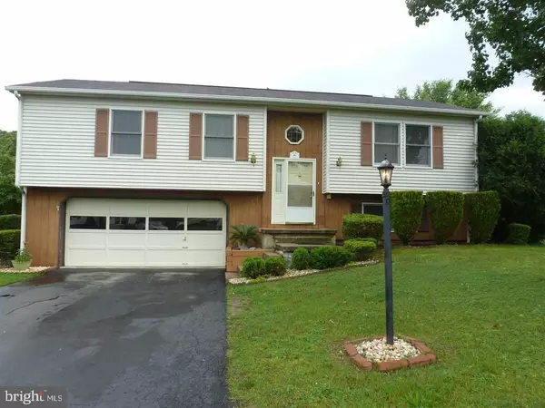 16 WHEATFIELD DR, Carlisle, PA 17015