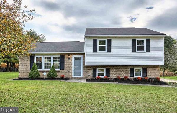 8 IAN DR, Mt Holly Springs, PA 17065