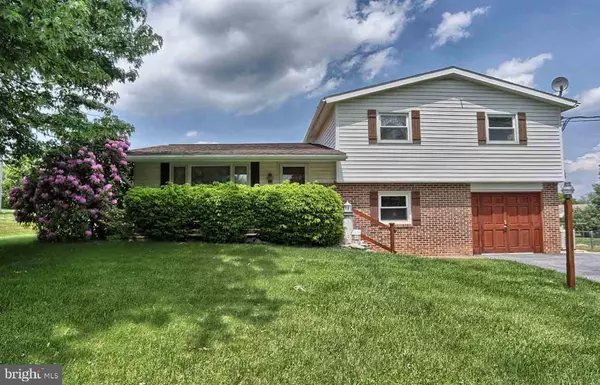 206 WOODLAWN LN, Carlisle, PA 17015