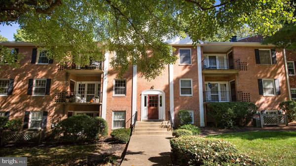 3915 LYNDHURST DR #301, Fairfax, VA 22031