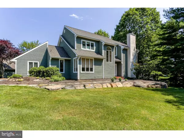 2 HORSESHOE LN, Newtown Square, PA 19073