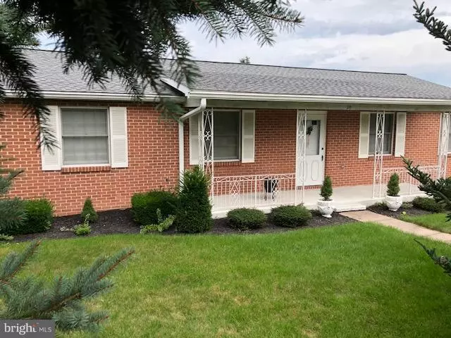 28 WARWICK DR, Chambersburg, PA 17201