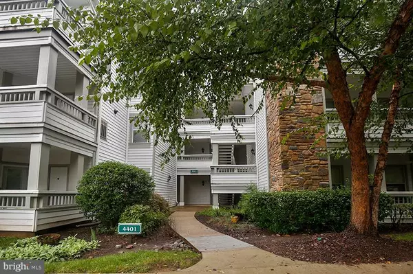 4401 SEDGEHURST DR #304, Fairfax, VA 22033