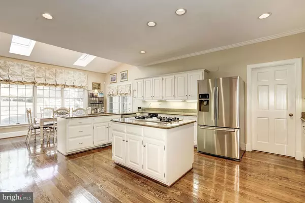 Mclean, VA 22102,8010 GREENWICH WOODS DR