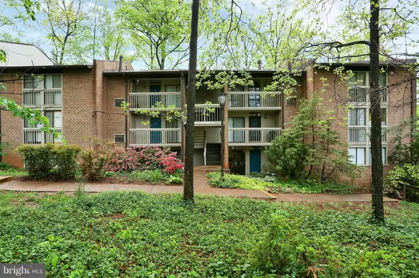 Reston, VA 20190,1544 MOORINGS DR #2C