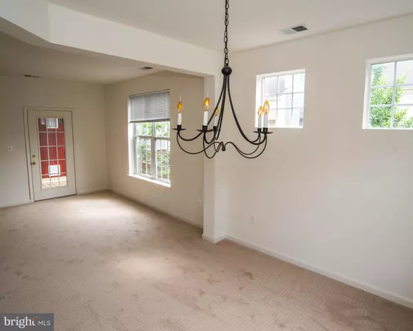 Alexandria, VA 22312,6476 CHEYENNE DR #204