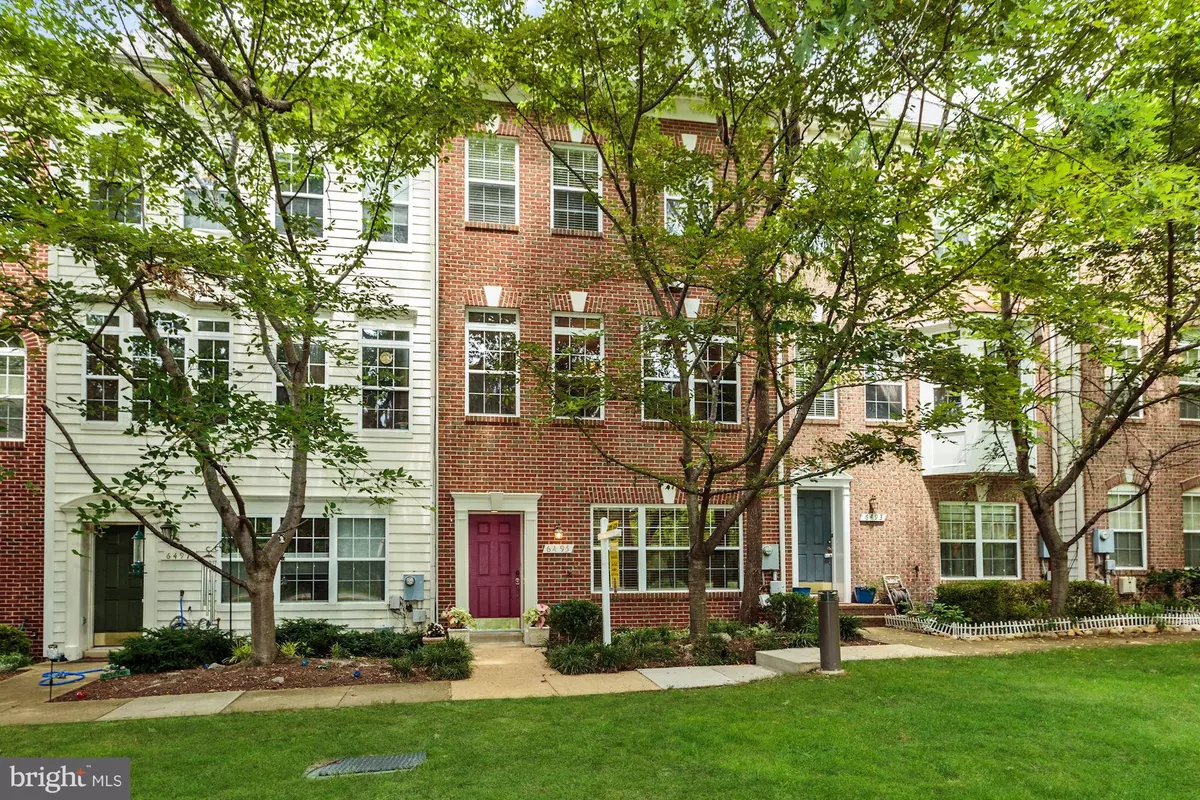 Alexandria, VA 22312,6495 POWATAN KNOLL CT