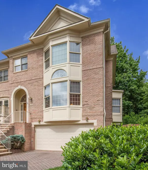 118 GRESHAM PL, Falls Church, VA 22046