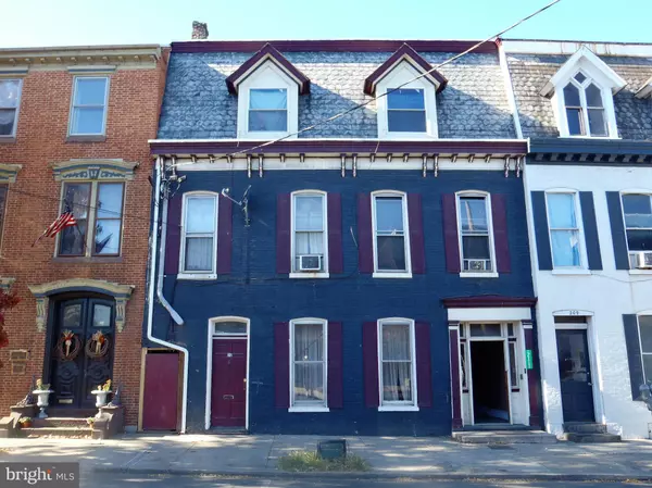 211 MAIN ST S, Chambersburg, PA 17201