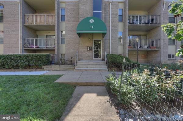 17 CANTERBURY SQ #301, Alexandria, VA 22304