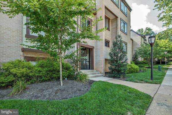 Reston, VA 20190,1662 PARKCREST CIR #201