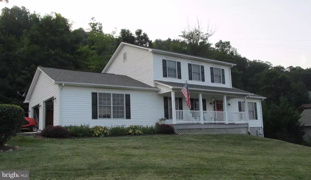 215 SOUTHRIDGE DR, Berkeley Springs, WV 25411