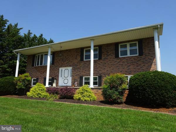 1359 STATE LINE RD, Greencastle, PA 17225