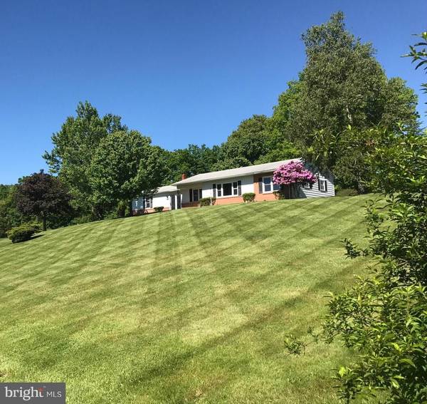 415 GROVE HEIGHTS RD, Berkeley Springs, WV 25411