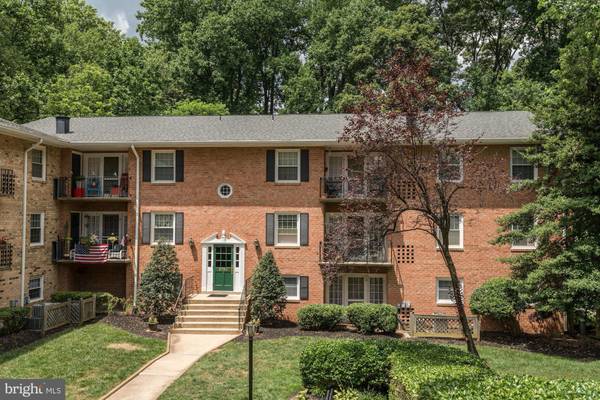 3790 LYNDHURST DR #303, Fairfax, VA 22031