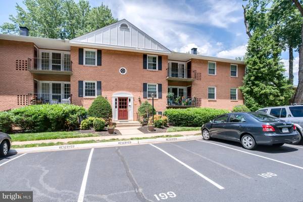 3874 LYNDHURST DR #303, Fairfax, VA 22031