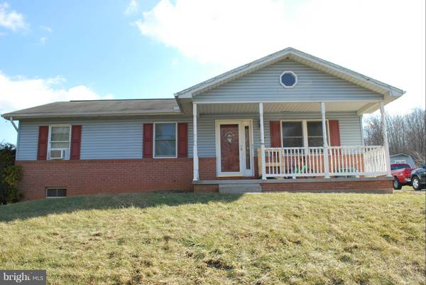 1562 MEADOW GREEN LN, Chambersburg, PA 17202