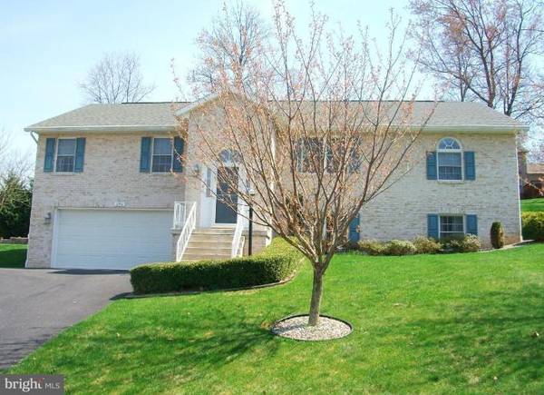 6154 GREENBRIAR DR, Fayetteville, PA 17222