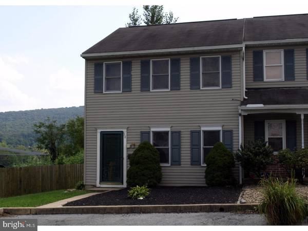 38 SELTZER AVE, Womelsdorf, PA 19567