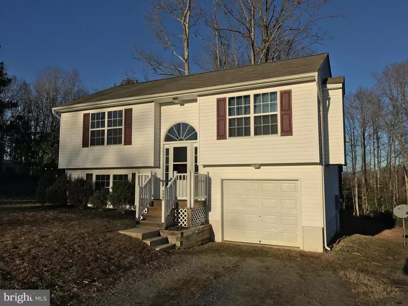 5467 CAROLINE VILLAGE RD, Woodford, VA 22580