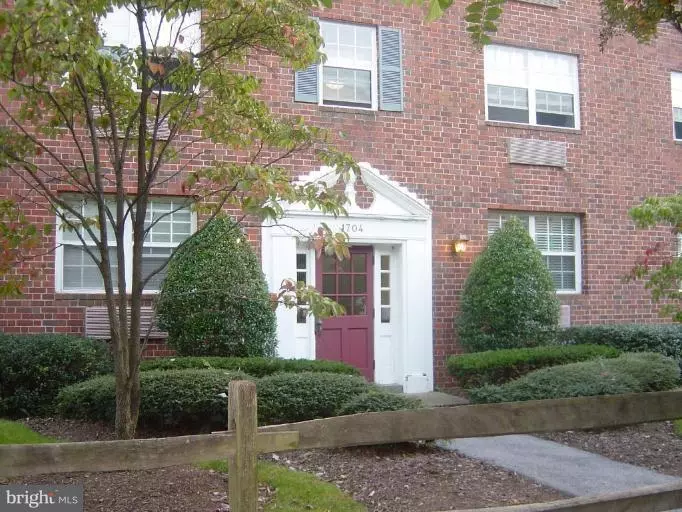 1704 ABINGDON DR #202, Alexandria, VA 22314