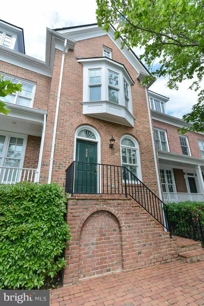 Alexandria, VA 22314,958 WASHINGTON ST N