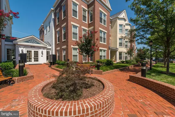 Alexandria, VA 22314,910 POWHATAN ST #204S