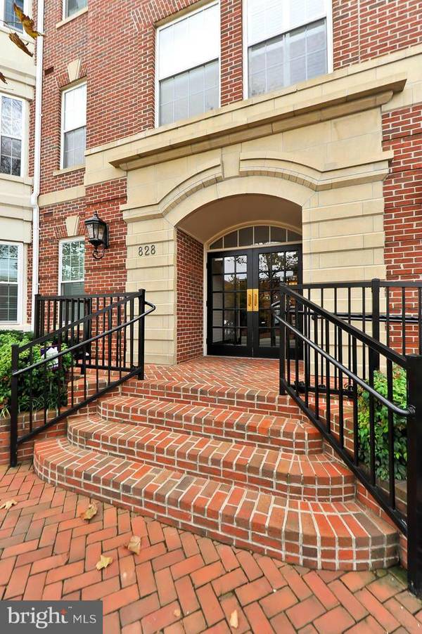 828 SLATERS LN #204, Alexandria, VA 22314