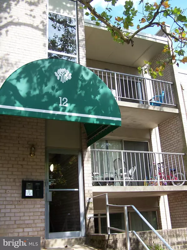 12 CANTERBURY SQ #302, Alexandria, VA 22304