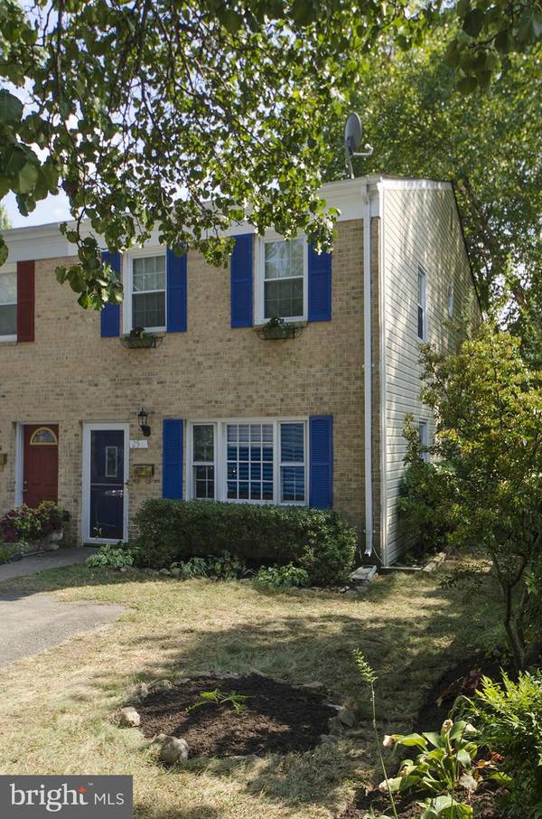 25 HOWELL AVE E, Alexandria, VA 22301