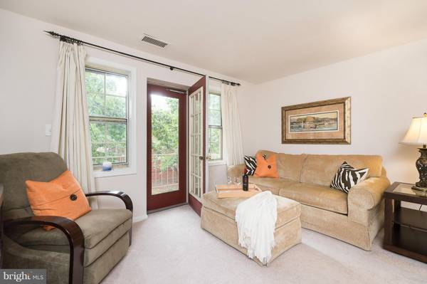 1407 ABINGDON DR #4, Alexandria, VA 22314