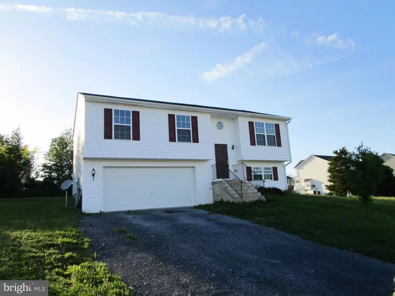 18 MCKINLEY CT, Inwood, WV 25428