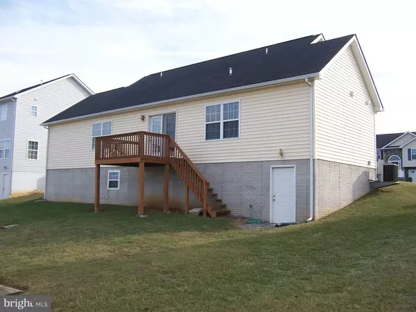 Martinsburg, WV 25403,104 RAIDER LN