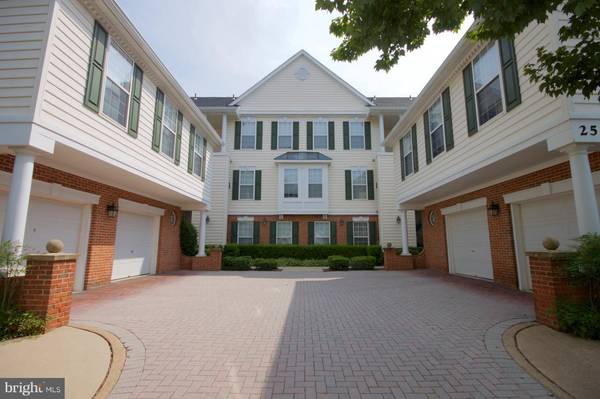 25252 RIFFLEFORD SQ #101, Chantilly, VA 20152