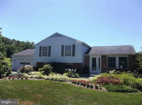 12 HERITAGE FARM DR, New Freedom, PA 17349