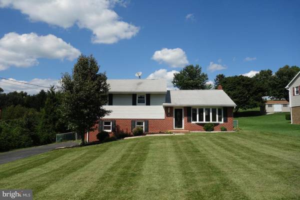 2002 HOPE DR, Red Lion, PA 17356