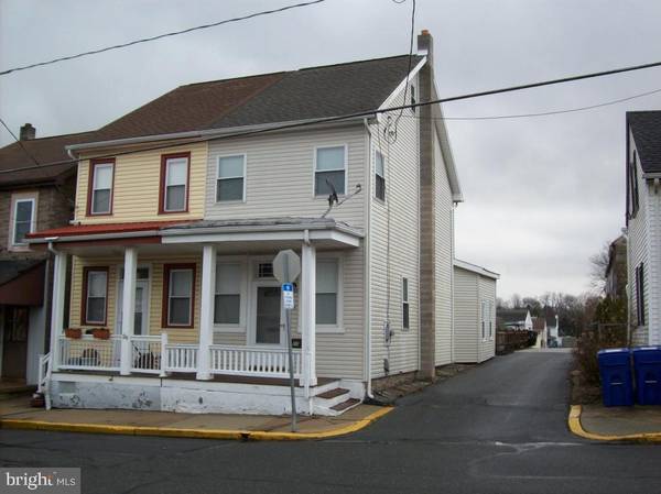 27 N 2ND ST, Womelsdorf, PA 19567