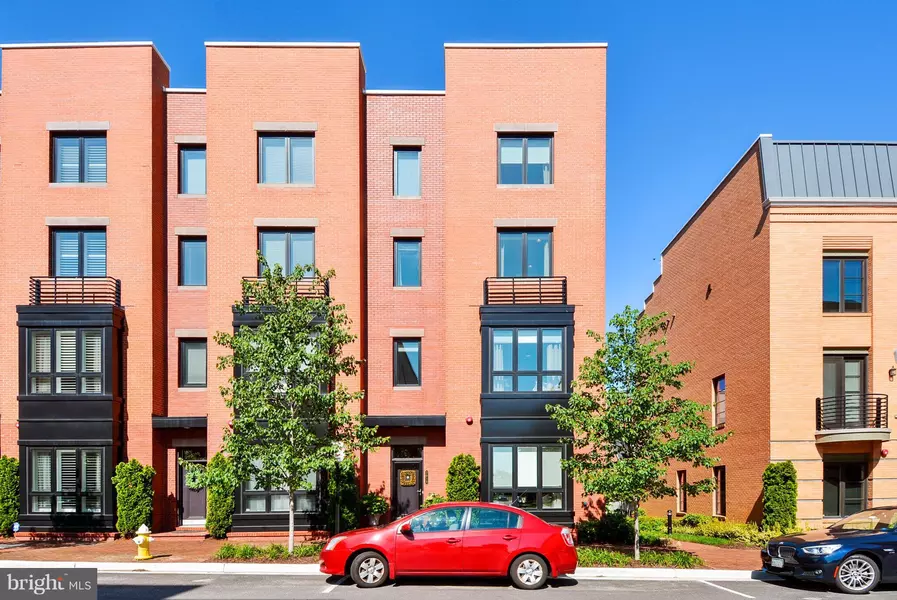 2018 MAIN LINE BLVD, Alexandria, VA 22301