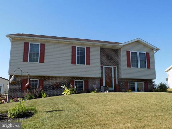 1258 COURTNEY DR, Chambersburg, PA 17201